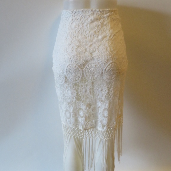 Elegant White Lace Fringe Skirt - Picture 5 of 8